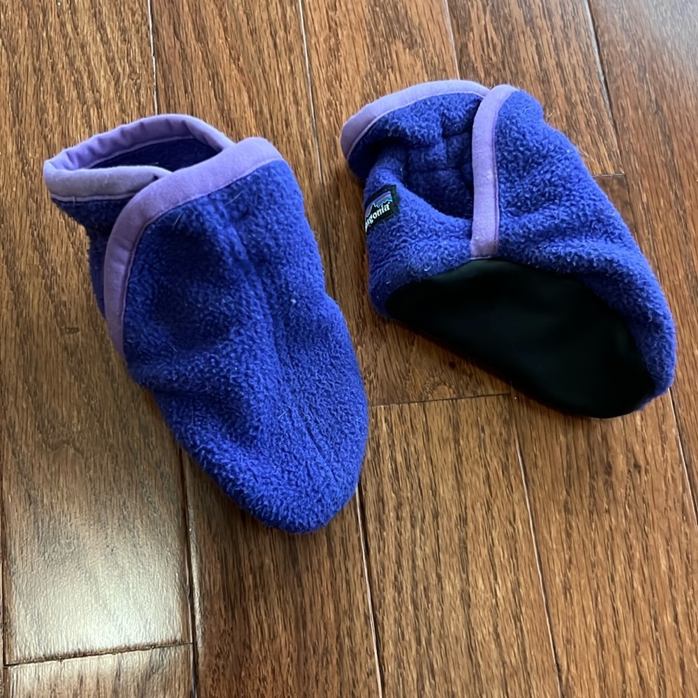 Patagonia baby Synchilla fleece booties! Very good condition, no rips or tears.